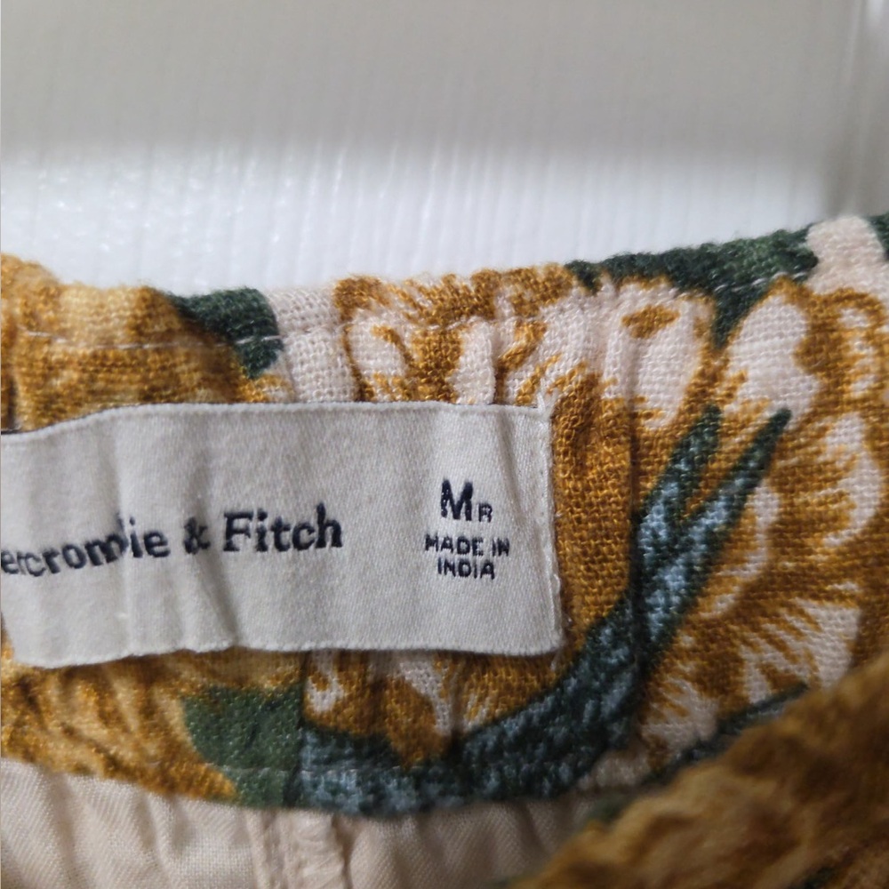 Abercrombie & Fitch Floral Women Shorts - Green and Yellow - Picture 3 of 5